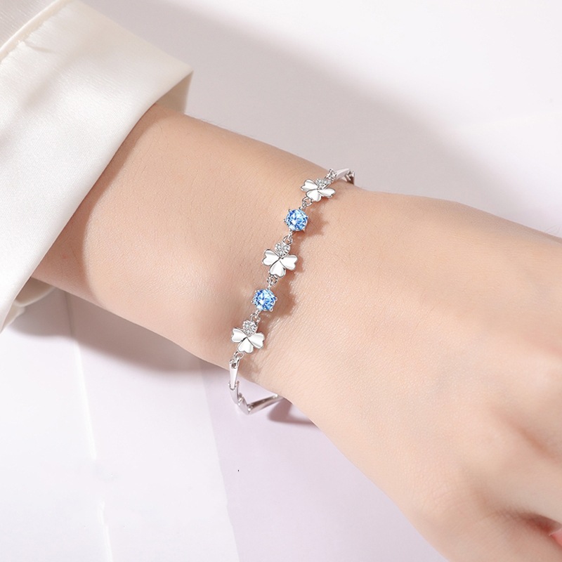 vòng tay bạc giá bao nhiêu
