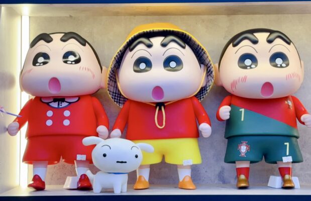 mo-hinh-shin-cau-be-but-chi-chinh-hang-kich-thuoc-42-cm