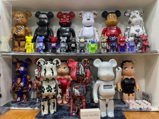 trang-tri-khong-gian-song-voi-mo-hinh-lap-rap-bearbrick-1m